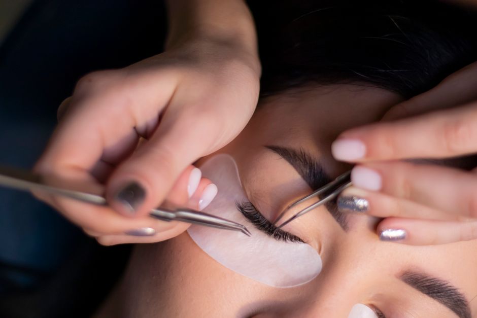 Flawless Fans or Five-Star Feels: What Truly Builds Your Lash & Brow Clientele?